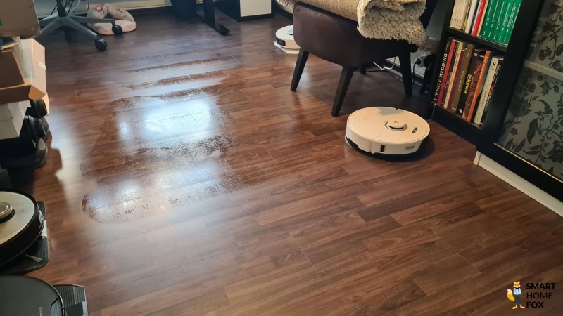 Roborock S8 Plus wischt den Boden im Wohnzimmer.